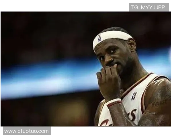 足球球星赛场激情咬球衣瞬间展现真情与胜利喜悦