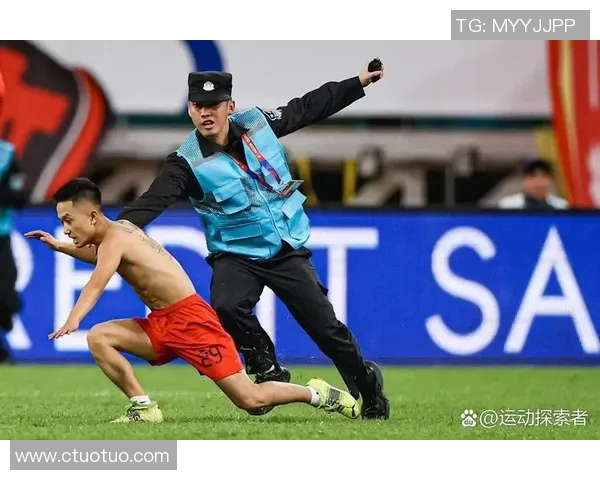 球星展现杂耍足球技艺炫目操作点燃球迷热情全场氛围高潮不断